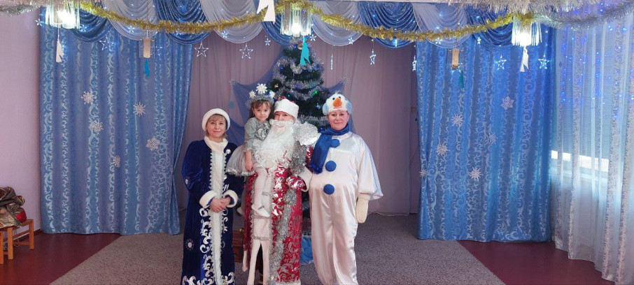 С наступающим Новым годом! С наступающим Новым годом!.